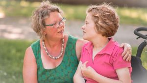 Erst die Sorgen ums Kind, dann die ums Geld: Diese Mutter pflegt ihre kranke Tochter