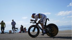Remco Evenepoel ha trovato nel lago il riflesso giusto