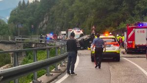 Scontro tra due auto sul ponte a Ovaro: due feriti