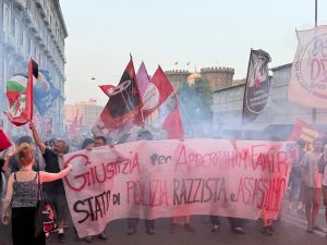 Corteo per Fakir, manifestanti sfilano per le strade del centro: slogan contro la polizia