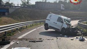 Sesto Calende, si schianta col furgone contro la cuspide dello svincolo: muore operaio di 62 anni