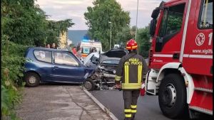 Schianto tra due auto in via Flavia a Trieste, tre feriti