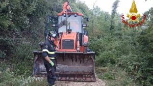 Terna in bilico su un dirupo a Polcenigo, i vigili del fuoco la tirano fuori