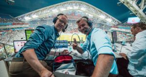 Nærmere hundre ganger i året skal fotball­kom­men­ta­torer treffe riktig mellom folkelig jovialitet og journa­listisk integritet.