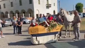 L'ultimo saluto a Umberto Frasson: il bacio del cavallo alla bara