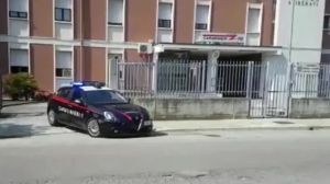 Segregato in casa da due conoscenti: blitz dei militari, presi gli aguzzini