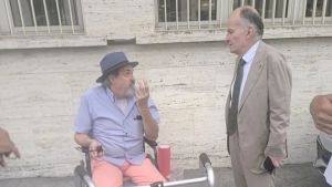 Pensionato protesta fuori dall’Inps, con due ictus solo 340 euro: «Così non si vive»