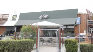 Zuffa serale tra giovani dal McDonald’s di Monfalcone: cinque persone coinvolte