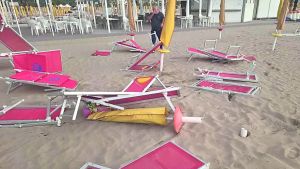 Le immagini impressionanti della tromba d'aria a Sottomarina e i danni in spiaggia