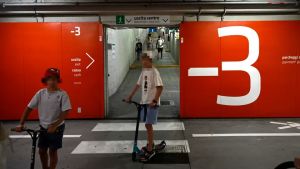 Bici a tutta velocità e rifiuti, al Park San Giusto cresce l’insofferenza dei proprietari di posti auto