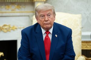 Пока Трамп говорит о войне, американцы считают чеки: как выборы в США могут ударить по российским ценам