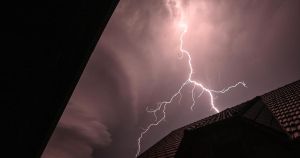Ako vas zatekne grmljavinsko nevrijeme, ovo nikako nemojte imati uz sebe: Liječnica iz Hitne uputila važno upozorenje