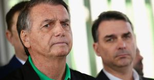 Sem provas, Flávio Bolsonaro ataca sistema eleitoral com boatos antigos