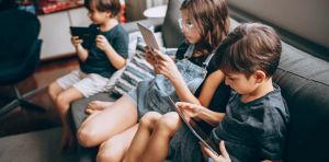 Faut‑il limiter le temps d’écran des enfants ? Les pédiatres américains revoient leur position
