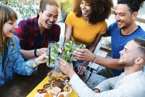 La Gen Z cambia il rito dell’aperitivo: meno alcol, più casa e mocktail