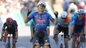 Dopo una giornata di caos, Jasper Philipsen impone il suo ordine