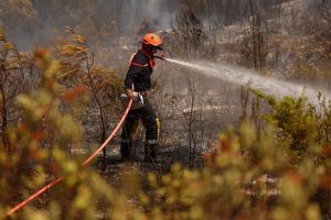 Incendie dans le Var : 2 500 hectares brûlés, les flammes menacent toujours