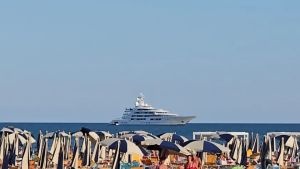 Dopo Venezia lo yacht di Fertitta fa tappa a Bibione: l’ambasciatore in visita al Lunka Park