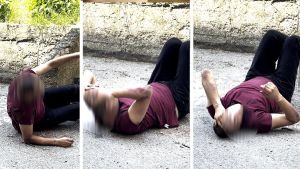 Il video di Fakir prima dell’intervento della polizia: sdraiato a terra, le frasi sconnesse. “Devi stare calmo”