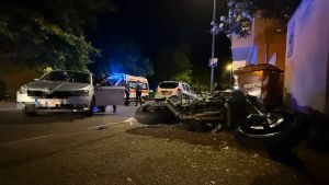 Schianto tra un’auto e una moto a Muggia: 22enne resta incastrato sotto l’abitacolo, è grave