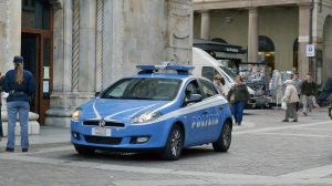 Il finto corteggiamento al bar e l’invito a casa, poi scatta la trappola: rapinato da un complice