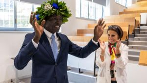 Dal campo di rifugiati al Politecnico di Milano, il sudanese Charles si laurea in Ingegneria biomedica: “Offrirò il mio contributo per salvare vite”