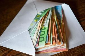 Wann Nebeneinkünfte bei Politikern ein Geschmäckle haben