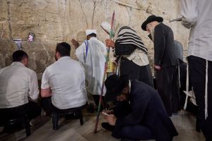 At the Western Wall on Tisha B’Av, prayers for redemption mingle with hopes for peace