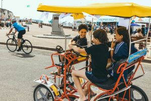 « Après la canicule, ça fait du bien d’être ici » : avec le Secours populaire, un air de vacances pour les 90 ans des congés payés