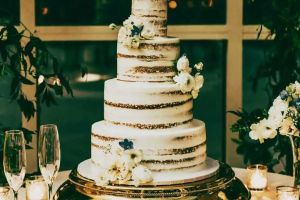 They watched their wedding cake crash to the ground. The groom’s reaction was perfect.