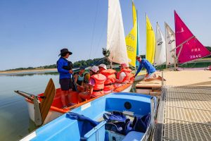 « Tous à la voile ! » : au lac du Gabas, une journée de sport adapté pour les jeunes d’En Forme à Pau