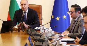 Радев прекрачва границите на абсурда