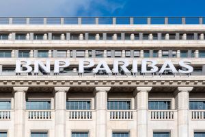Bénéfice net de 4,3 milliards d’euros : que cache le « modèle diversifié » vanté par BNP Paribas ?
