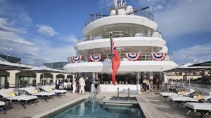 Piscina, campo da minigolf e due elicotteri: il lusso dello yacht dell’ambasciatore Usa