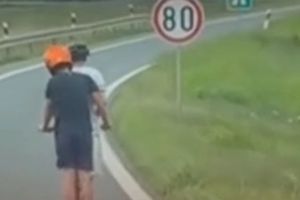 Uznemirujući snimak iz Srbije: Dječaci na trotinetu jurili auto-putem (VIDEO)
