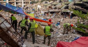 Noticias falsas de sobrevivientes golpean a familias a casi un mes de terremotos en Venezuela