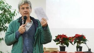 Franco Manni, il prof in pensione contro la sua volontà: gli ex studenti scrivono al ministero: “Accantonato come scarpe rotte”