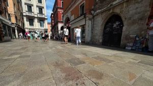 Faida per lo spaccio tra famiglie rivali: accoltellato a Rialto