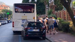 Vigilanti armati per sorvegliare i bus turistici di notte