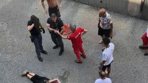 Il video della bodycam di un agente, la lite e il contenimento: Fakir separato da due uomini. I poliziotti: “Un peso enorme che sia morto”