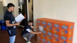 Servivano ai clienti spritz contraffatto: due denunciati e 160 bottiglie sequestrate a Lignano