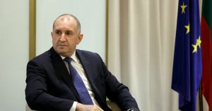 Защо Радев отказва участие в защитния щит срещу Русия, но без колебание подпомага US операция в Близкия изток