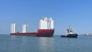 Gru Goliath, dal 3 agosto il primo viaggio di 14 ore verso Monfalcone su una chiatta larga 40 metri