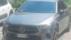 Livorno, sfila le chiavi dell’auto dal borsello poi ruba anche la Mercedes e fugge