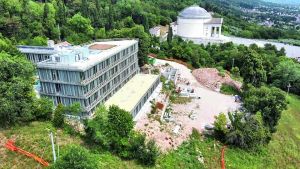 Clinica all’ombra del Tempio del Canova a Possagno, il cantiere è fermo da un mese