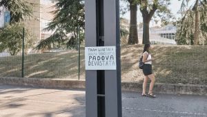 “Tram su rotaia, Padova devastata”: spuntano cartelli contro le nuove linee
