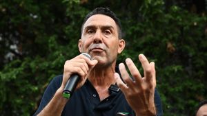Vannacci cresce ancora nei sondaggi. Ora Fn supera Avs e tallona Forza Italia
