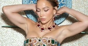 Aos 57 anos, como Jennifer Lopez marca sua posição na Alta Moda
