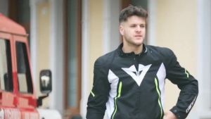 Adam, il lavoro al volante dello scuolabus e la passione per i motori: chi era il giovane morto dopo l’incidente