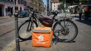 Filt Cgil e Just Eat firmano un accordo per proteggere i rider dal caldo, i sindacati: «Una conquista di civiltà»